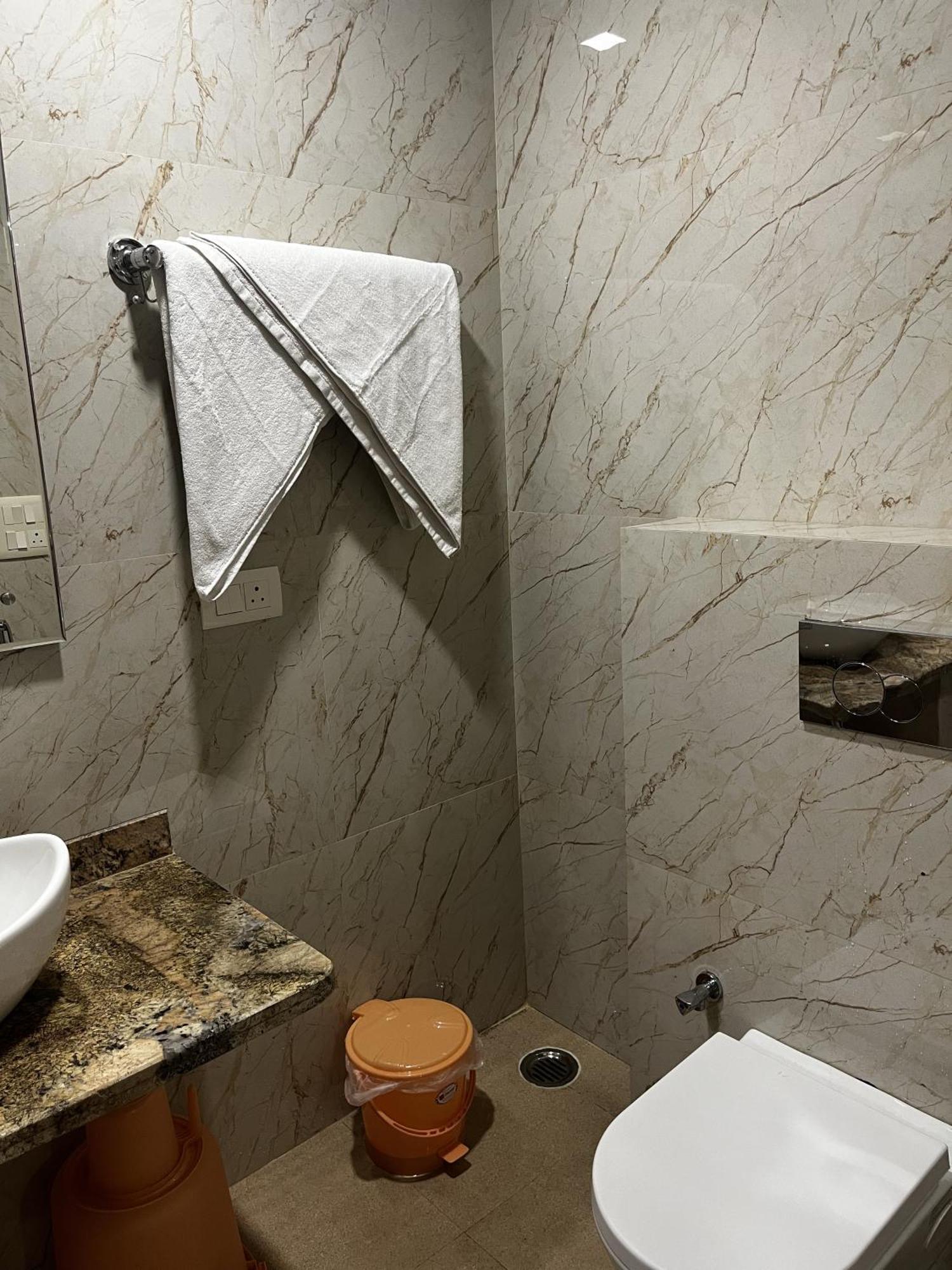Roomquet Comfort Inn Allāhābād Junction エクステリア 写真