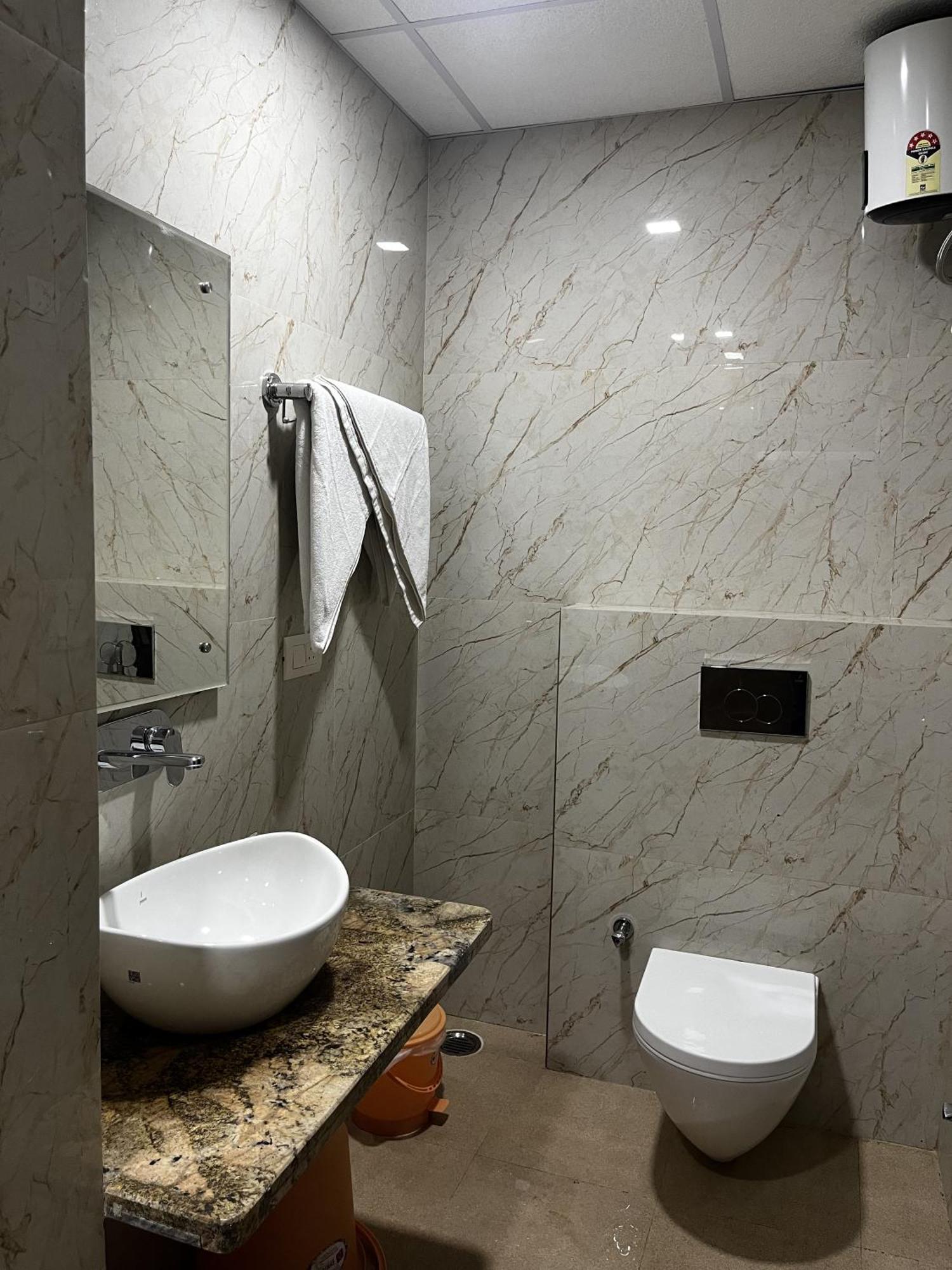 Roomquet Comfort Inn Allāhābād Junction エクステリア 写真