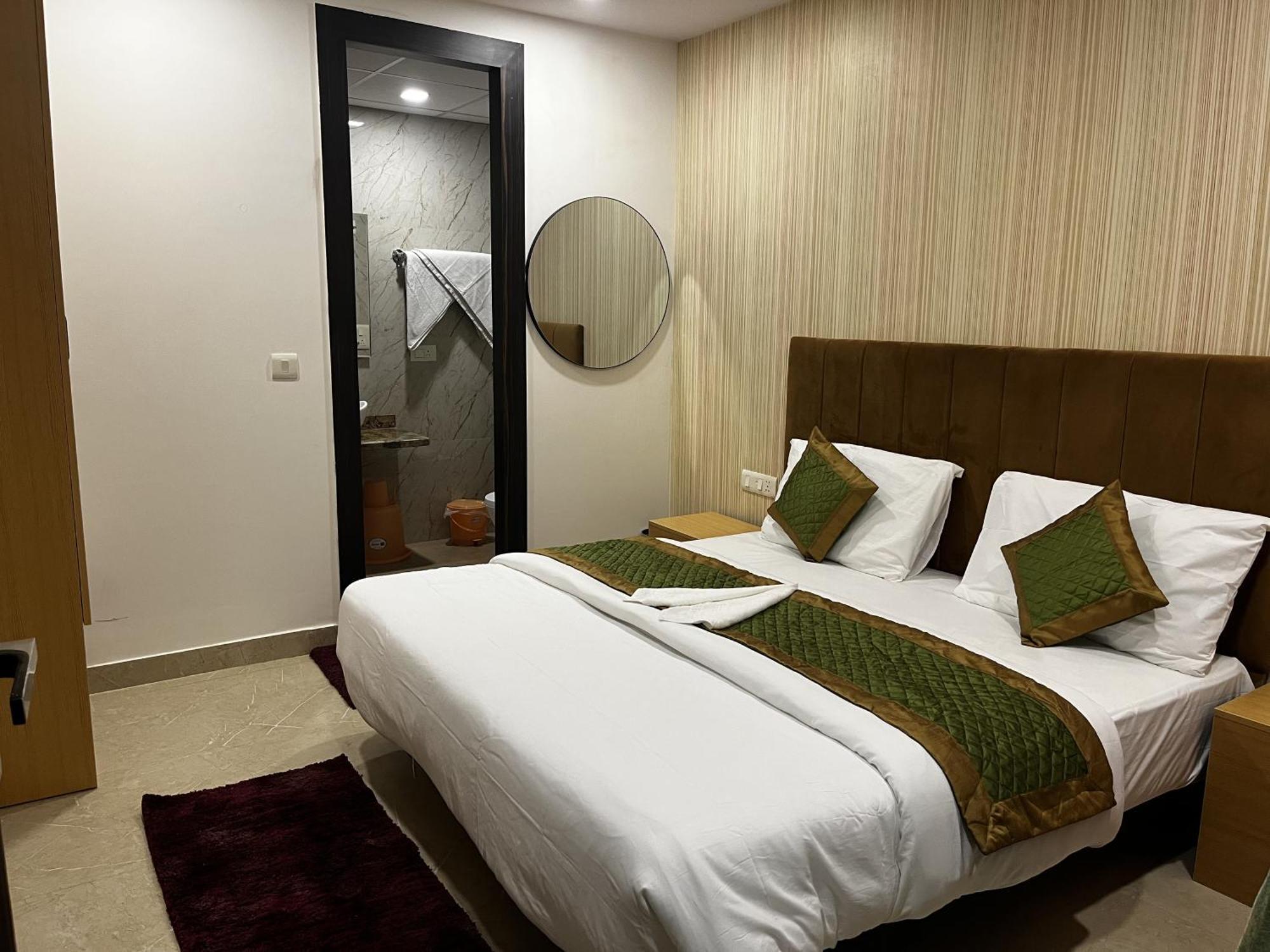 Roomquet Comfort Inn Allāhābād Junction エクステリア 写真