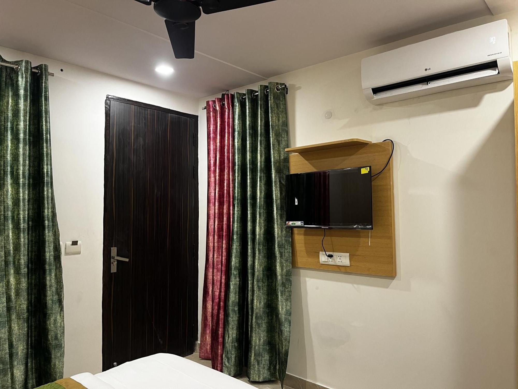 Roomquet Comfort Inn Allāhābād Junction エクステリア 写真
