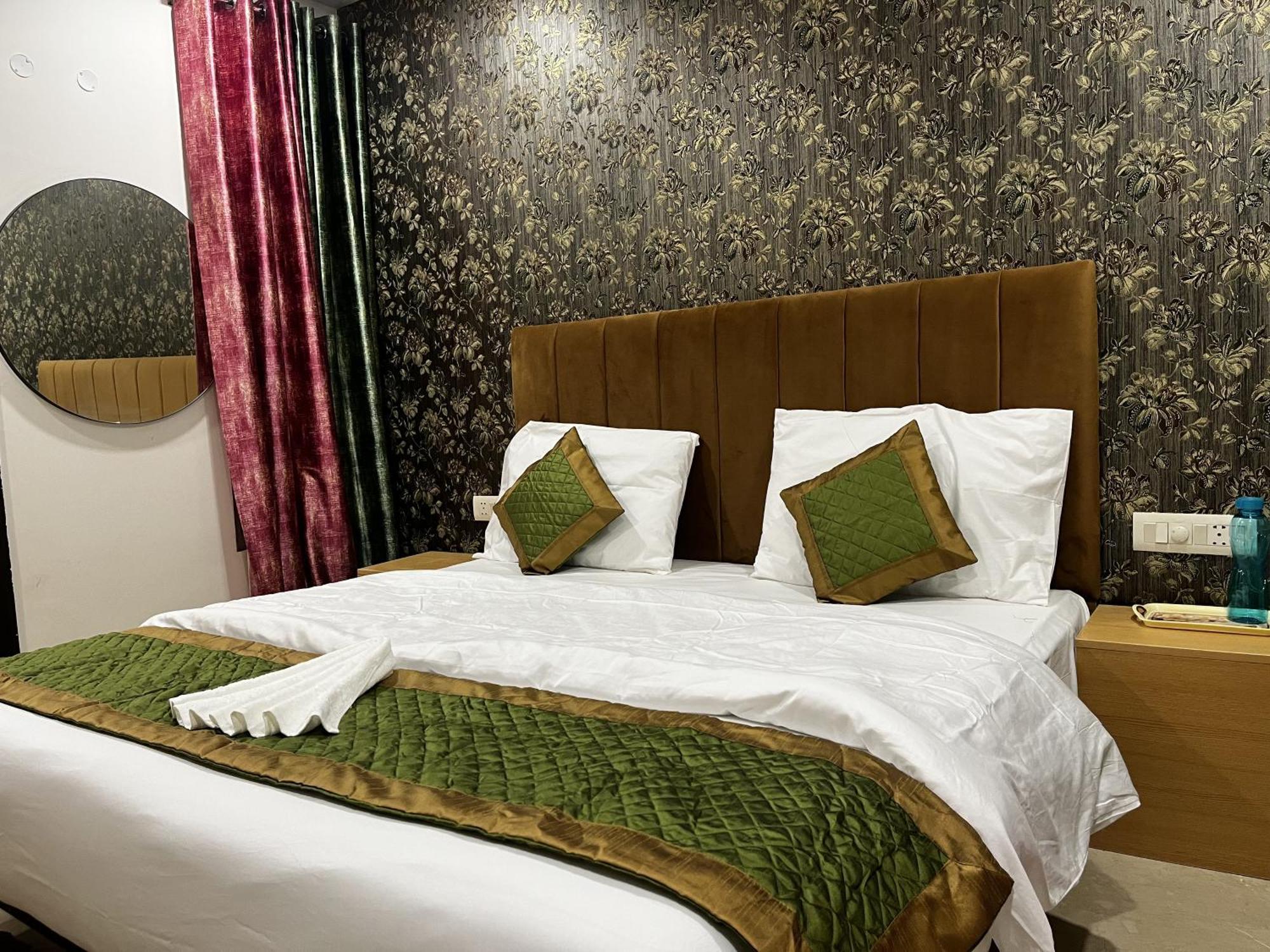 Roomquet Comfort Inn Allāhābād Junction エクステリア 写真